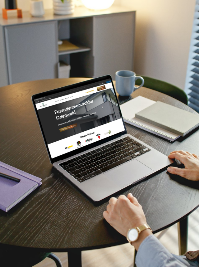 Laptop mit Website von Fassadenmanufaktur Odenwald auf modernem Arbeitsplatz im Homeoffice.